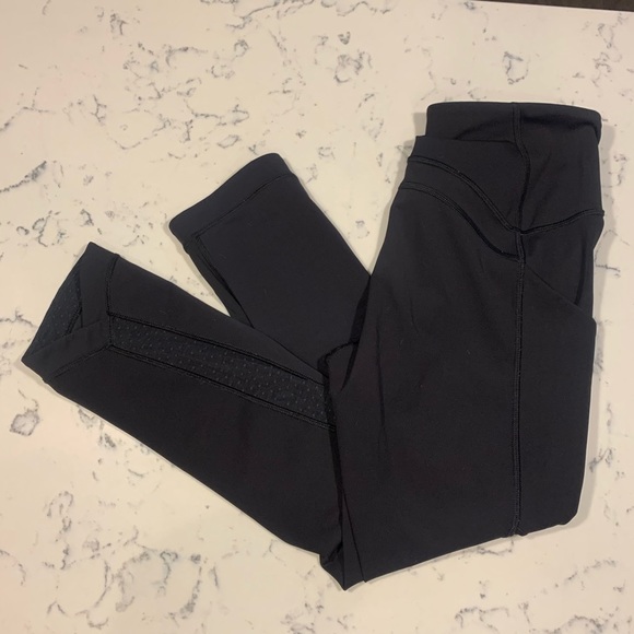 Lululemon black cropped pants size 6 - Picture 3 of 11